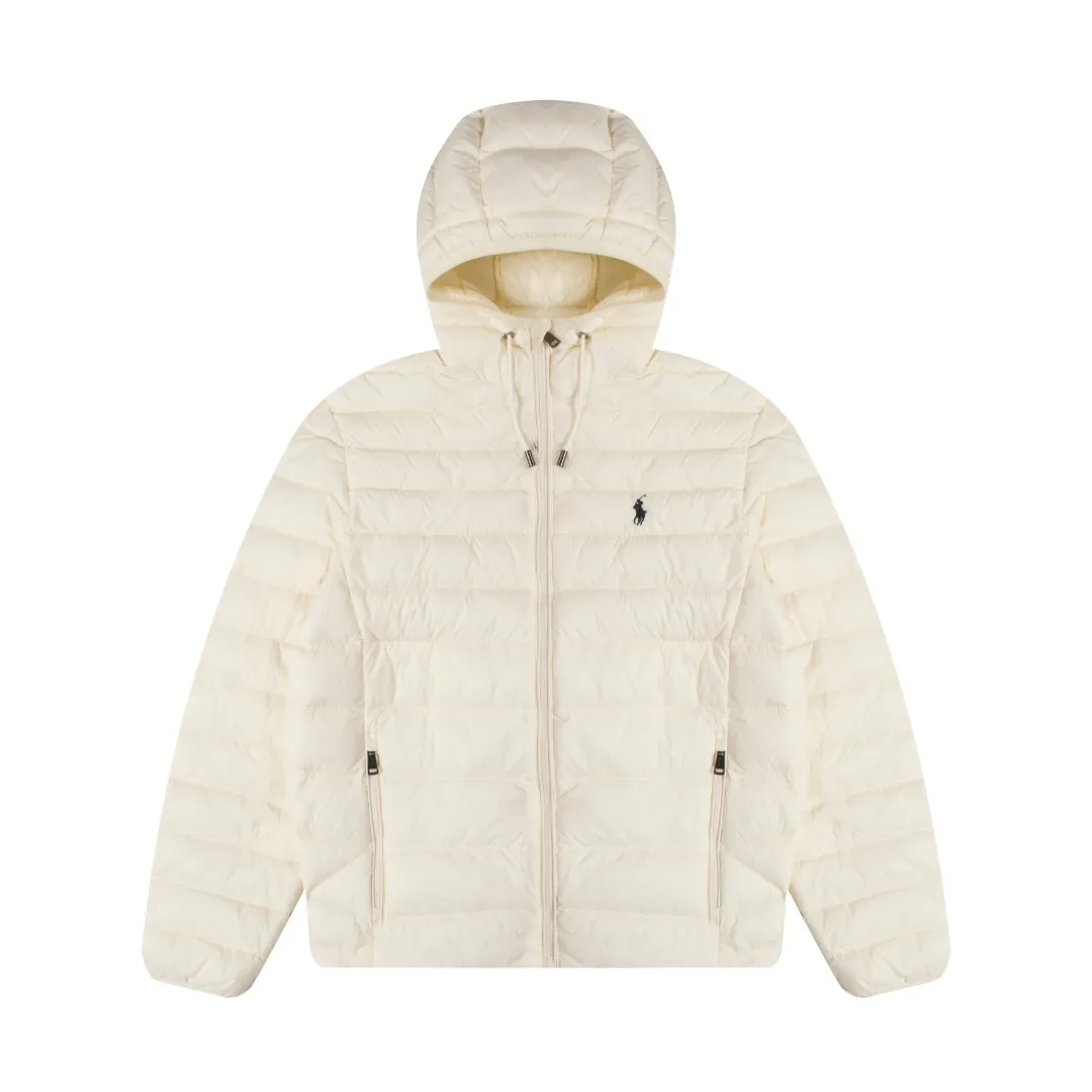 P560 White background picture [Popular in winter] Style number: 25115# Color: black/navy/grey apricot Size: S-XL - Ralph Lauren/Ralph Lauren 2025FW Winter popular half-covered high-collar hooded lightweight gall-free rib down jacket - the same as the original 400T gall-free nylon on the face Elastic hemming restraint Lightweight technological warmth - corn tooth high-quality resin zippers Large and small partition zippers Single version, single opening - ingenious restoration, full set of customized hardware and accessories, all details processed 100% - RL Ralph Lauren classic light rib down jacket. With the blessing of 25 years of rib fire, it firmly sits in the C position of this autumn and winter wardrobe. It has a light and fluffy touch. There is almost no burden on the upper body. One piece for winter in the south. It can be used as an inner layer in the north. The hood/hem can be flexibly adjusted for tightness. It can be worn for daily commuting or light outdoor scenes while keeping warm. It can also present a smart and lightweight style and texture. Regular fit. Genderless upper body. Highly recommended.